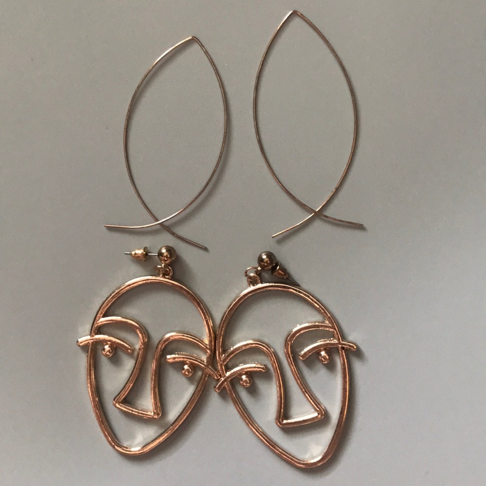 2 earrings (Golden artsy face and intricate fish)